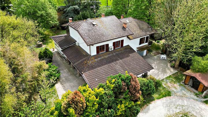 VENDESI CASA SINGOLA CON CORTE ESCLUSIVA